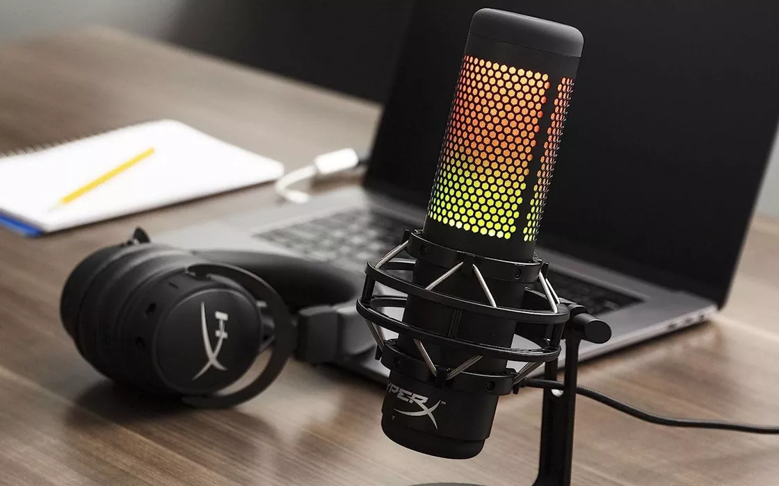 Microfono HyperX QuadCast con luci RGB ideale per streaming e podcast in promo su Amazon