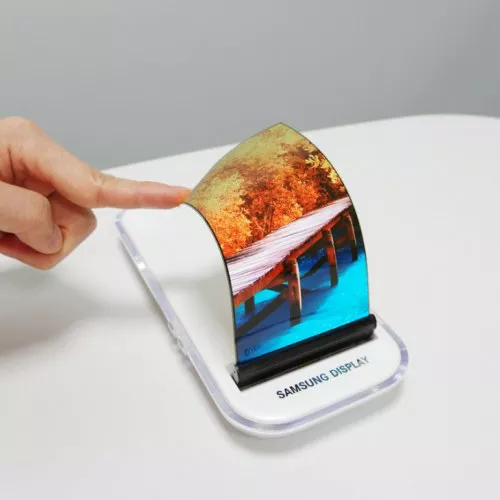 Samsung presenta il display OLED elastico: può essere deformato senza problemi