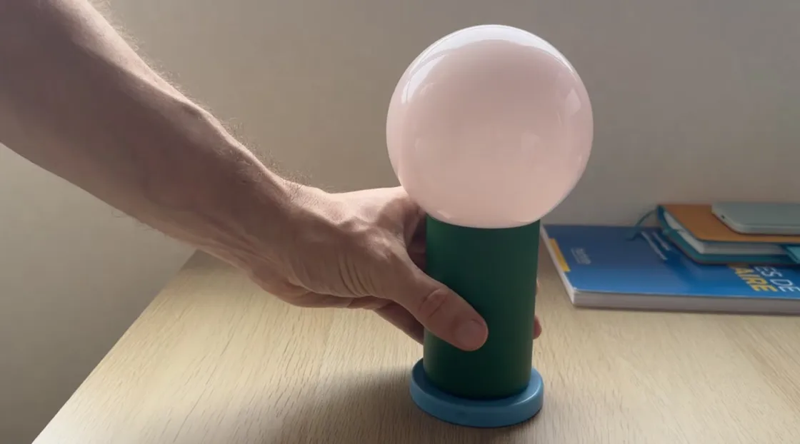 Un ex Apple ha creato una lampadina che trasforma ogni tavolo in un computer