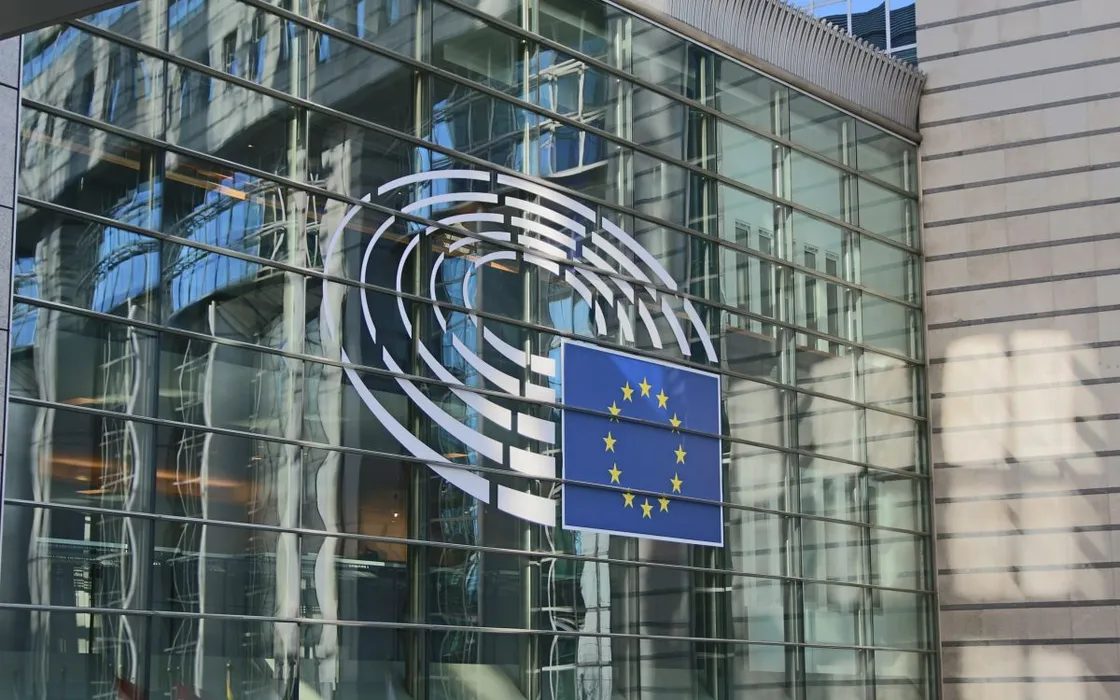 UE approva bozza AI Act: si spinge su controllo intelligenza artificiale