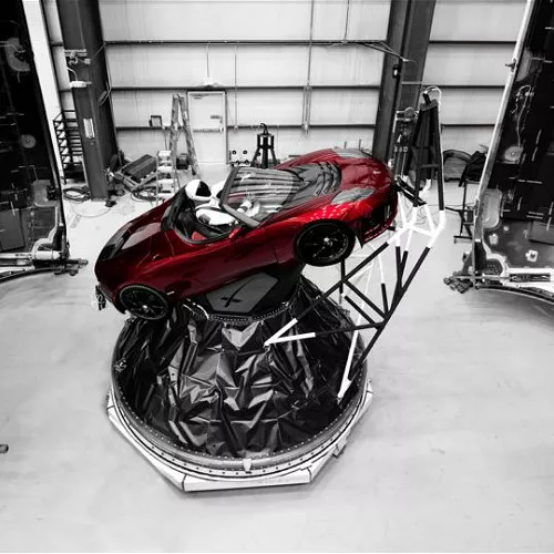 Il lancio di Falcon Heavy. Musk: una Tesla Roadster spedita alla volta di Marte