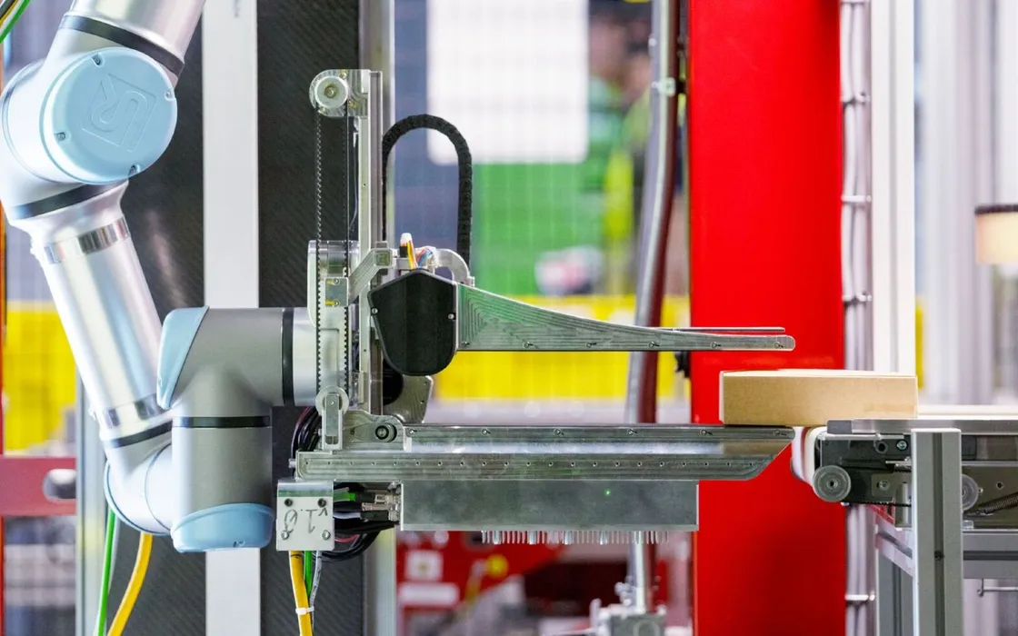 Amazon presenta Vulcan, il robot che ha tatto