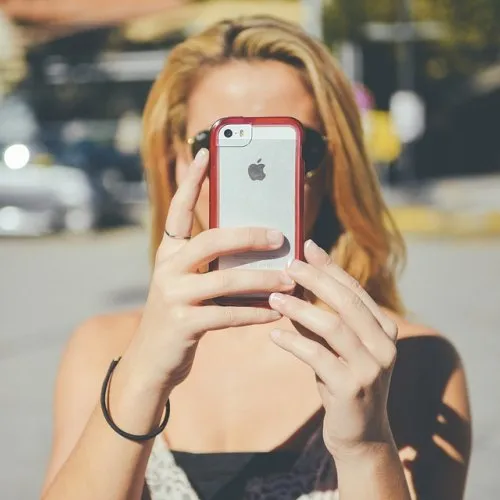 Apple FaceTime si trasforma in una cimice: possibile spiare audio ambientale e ricevere flussi video