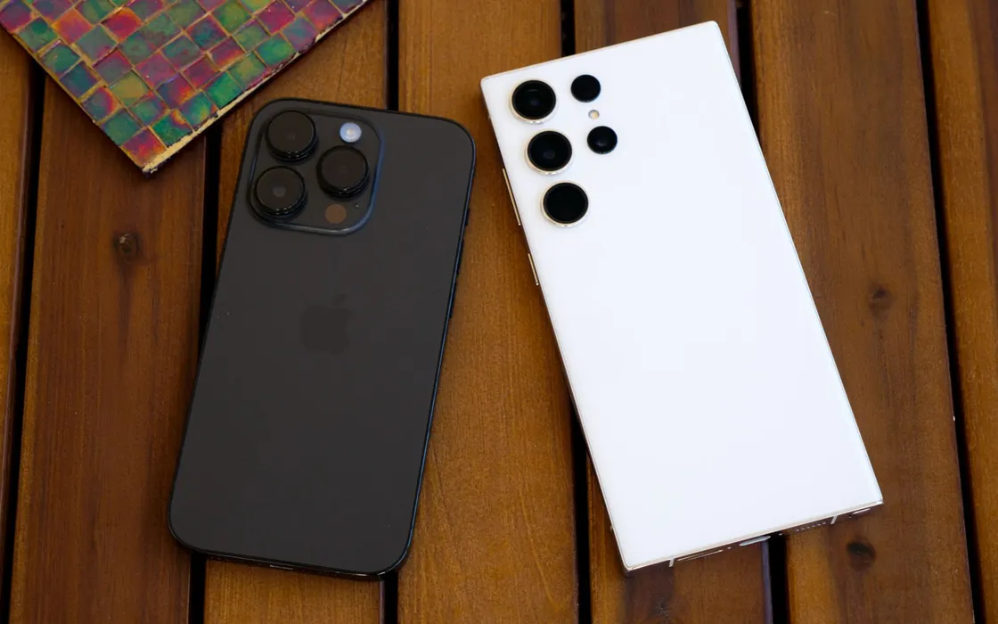 iPhone 15 Pro Max vs Galaxy S23 Ultra, fareste meglio a comprare una cover