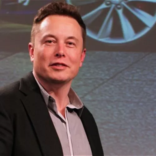 Elon Musk, Apple sta creando un'auto che si guida da sola