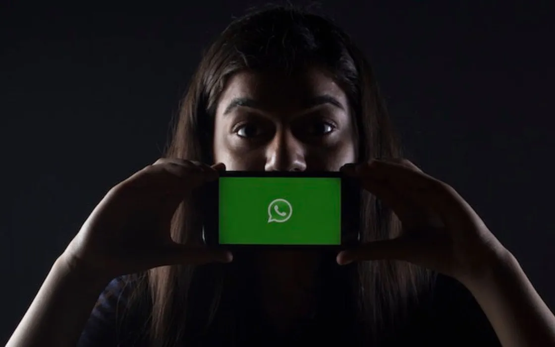 WhatsApp, truffa della videochiamata: il nuovo e pericolosissimo inganno