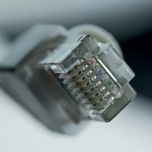 Differenza tra ADSL e fibra: modem, router e i dettagli da conoscere per scegliere il dispositivo giusto