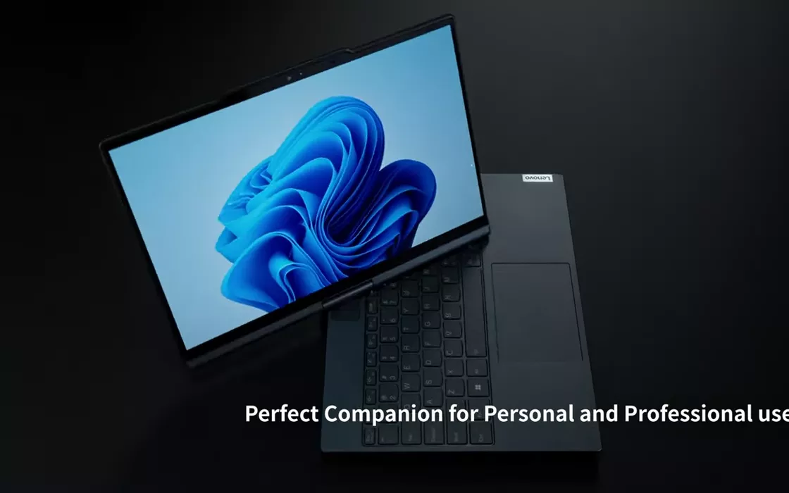 Lenovo presenta un notebook AI con un display che ruota automaticamente