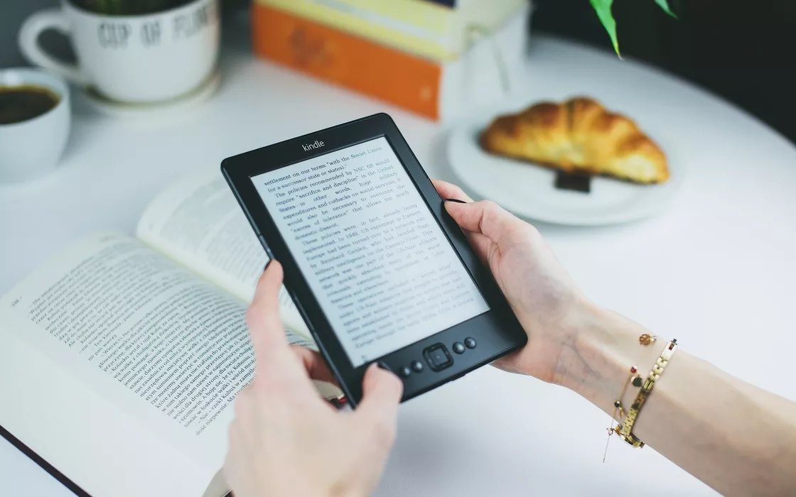 Libri generati dall'IA invadono Kindle, ma per Amazon non è un problema