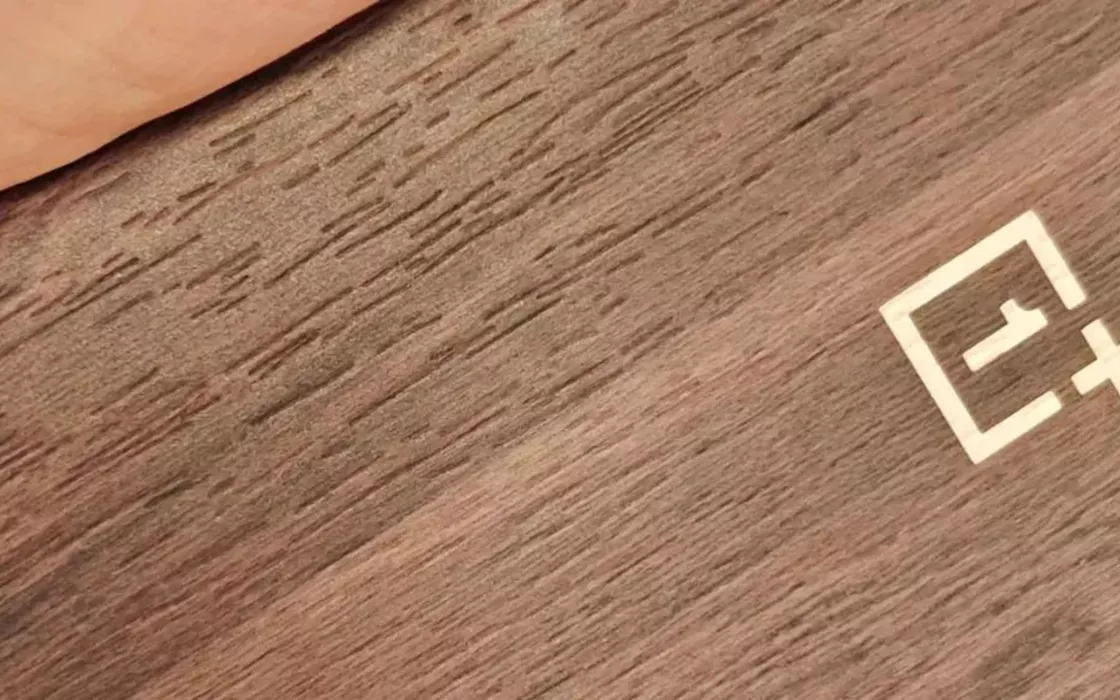 OnePlus 12 avrà una back cover in finto legno con venature
