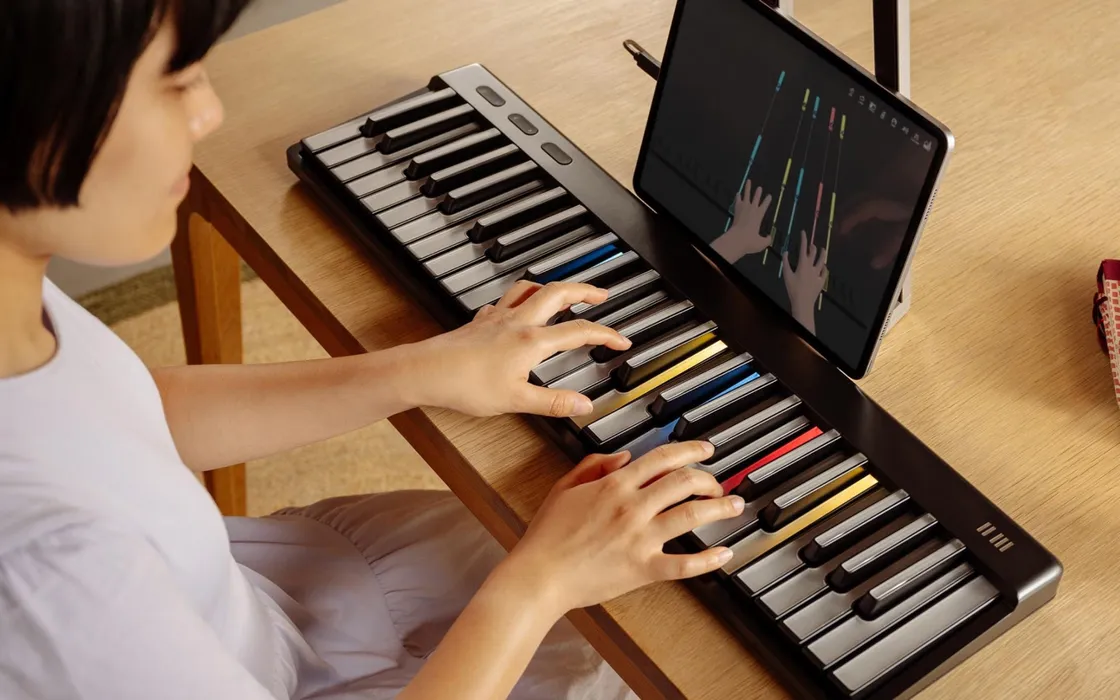Lanciato sul mercato pianoforte high-tech che insegna a suonare con l'AI
