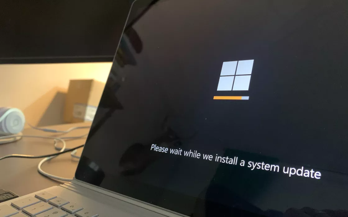 Windows 10, spuntano messaggi aggressivi che invitano a passare a Windows 11: come bloccarli
