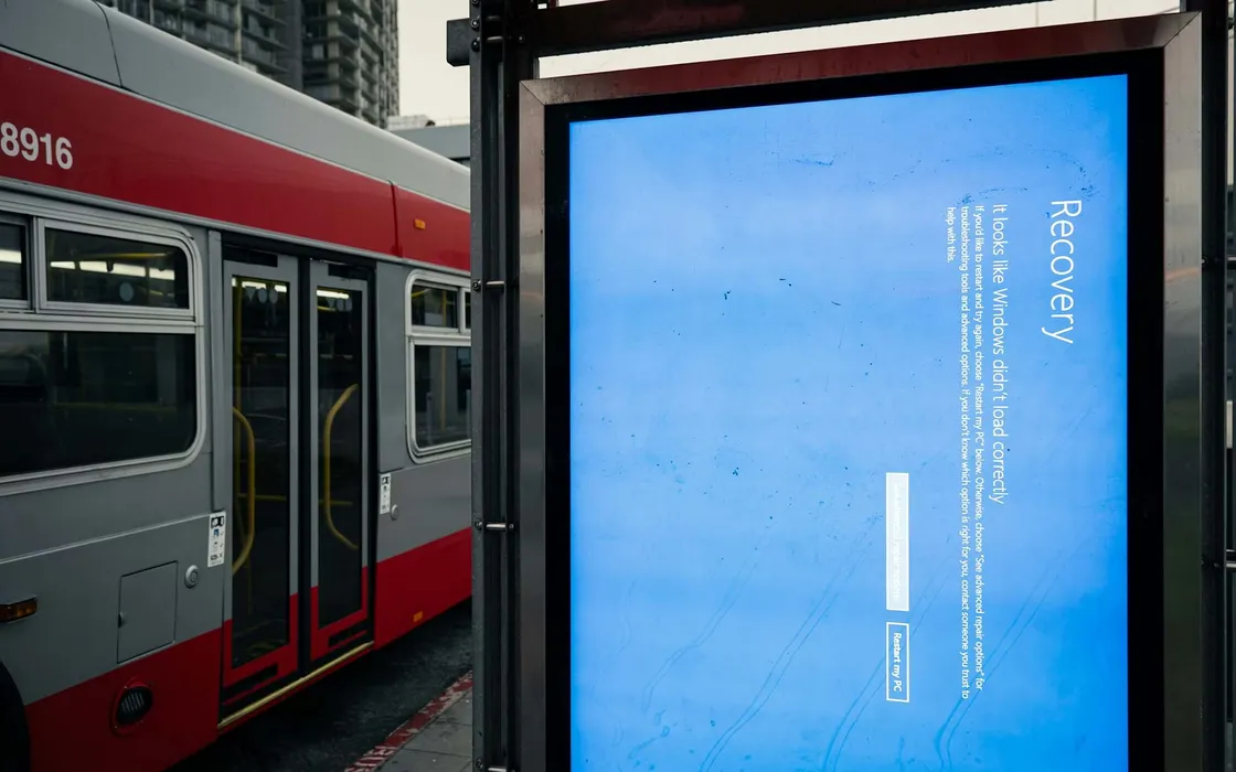 Windows 11 nasconde i crash in pubblico: Digital Signage Mode cancella i BSOD in 15 secondi!
