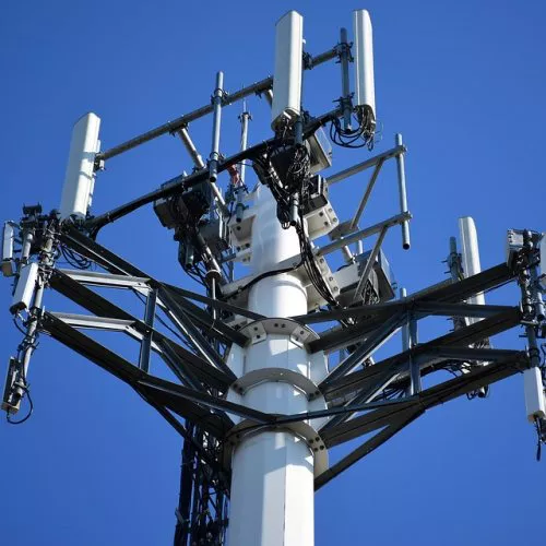 Wind Tre: l'Italia aumenti i limiti di legge per i campi RF generati dalle antenne della telefonia mobile