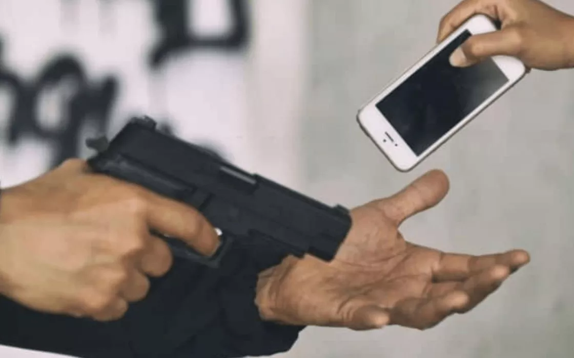 Smartphone Android rubato e restituito dai ladri: volevano un iPhone
