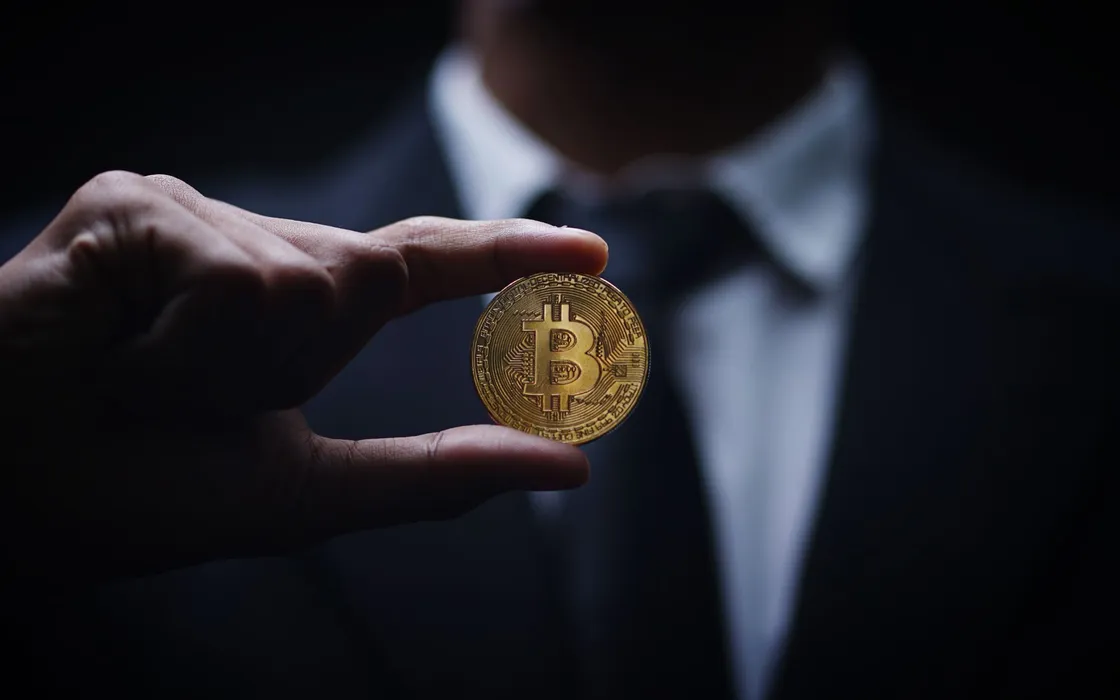 Bitcoin supera i 100.000 dollari: è un record storico