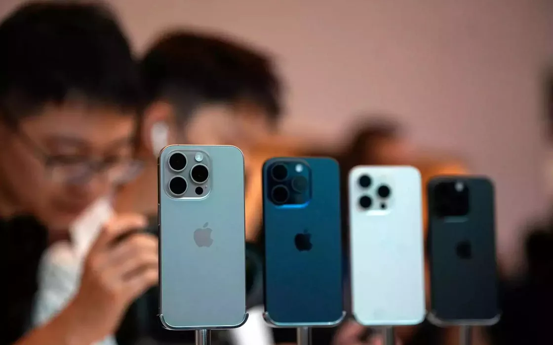 Apple crolla in Cina nel 2024, vendite iPhone giù del 30%