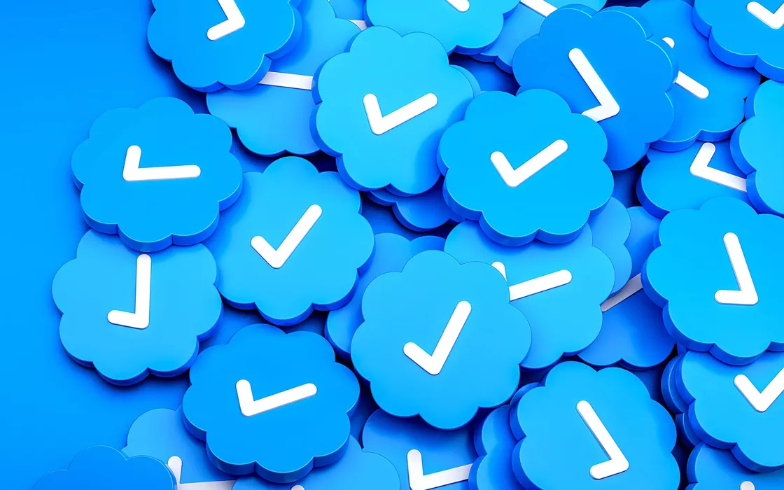 Gli abbonati a Twitter (X) Blue possono nascondere la spunta blu: che senso ha?