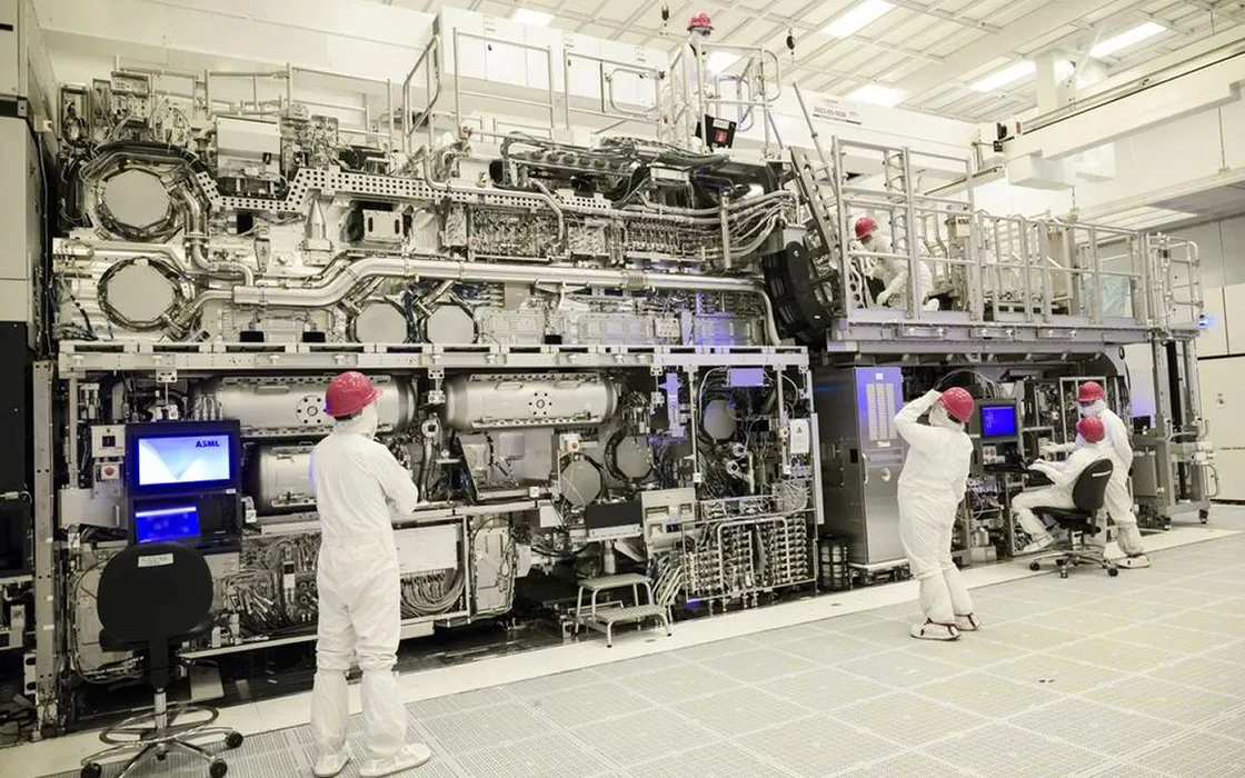 Intel segna un primato mondiale con l’High-NA EUV per i nuovi chip avanzati 14A