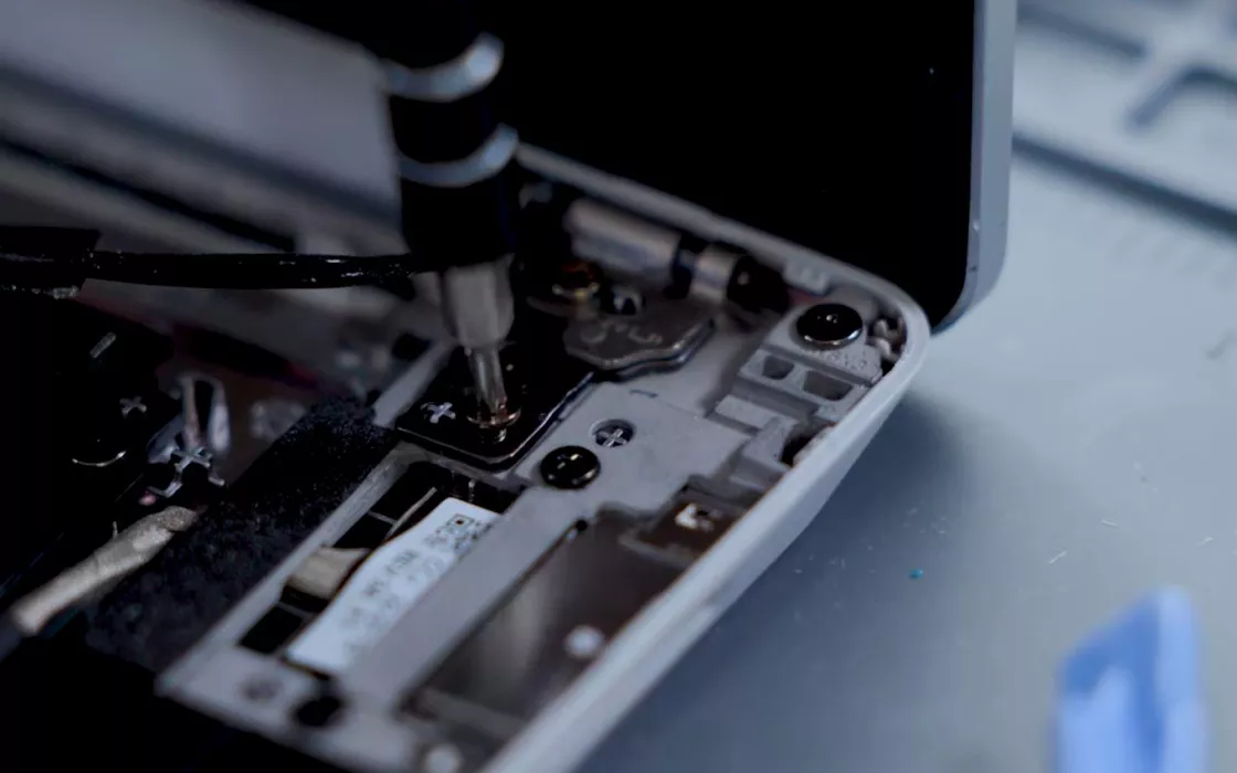 Diritto alla riparazione: Microsoft spiega come disassemblare un Surface Laptop Go 2