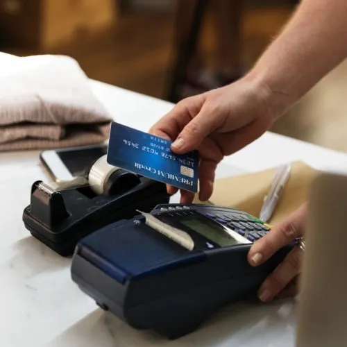 Antitrust: gli esercenti non possono applicare supplementi in caso di utilizzo di carte di credito