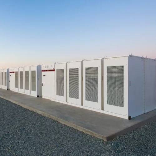 Tesla inaugura un impianto composto da batterie capace di erogare ben 100 Megawatt