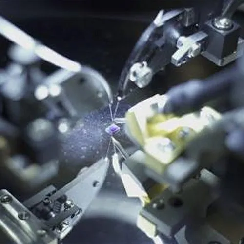 Realizzato a Pisa il primo dispositivo fotonico capace di velocizzare le connessioni in fibra