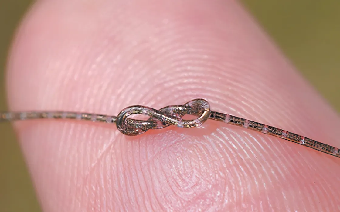 Un computer dentro un capello umano: il chip-fibra che cambia indossabili, AR e BCI