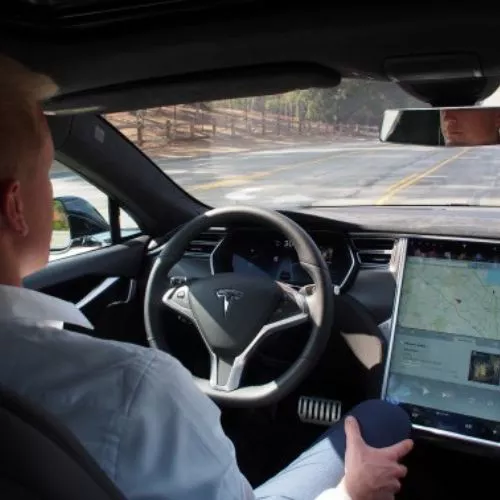 Tesla trasforma le sue auto elettriche in veicoli autonomi