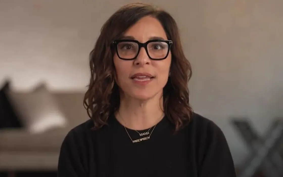 Linda Yaccarino lascia X: crisi pubblicitaria e polemiche AI scuotono la piattaforma
