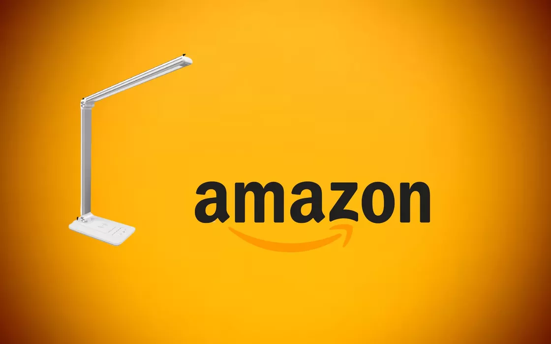 La lampada LED che ricarica lo smartphone è a metà prezzo su Amazon