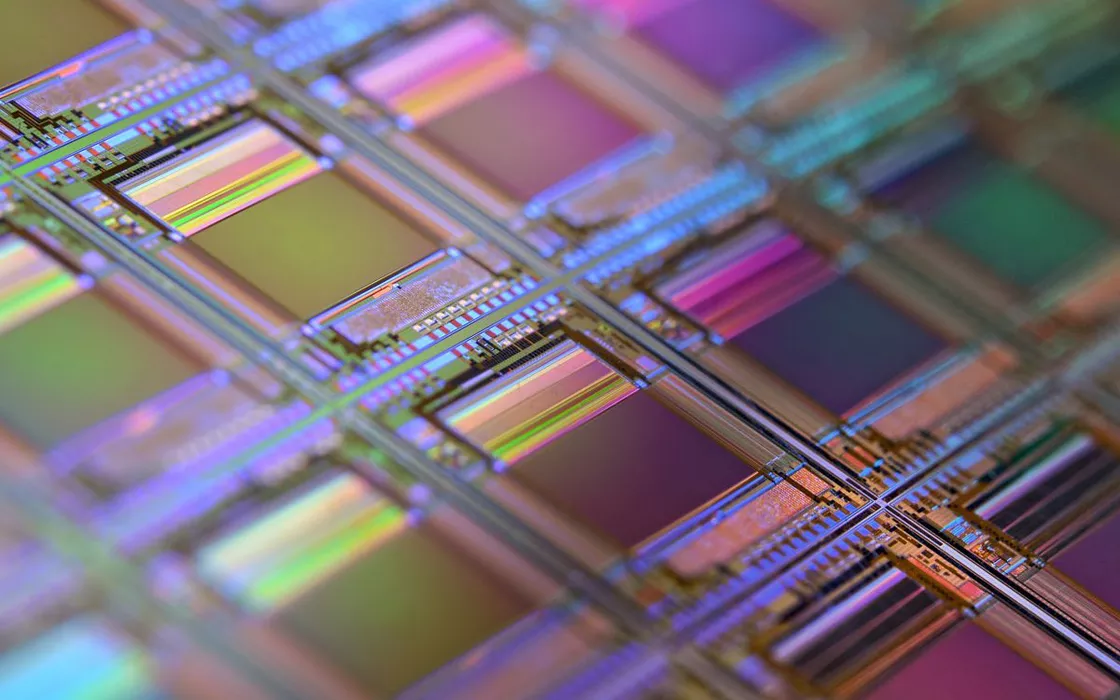 Carenza chip e semiconduttori: perché non produrne di più?