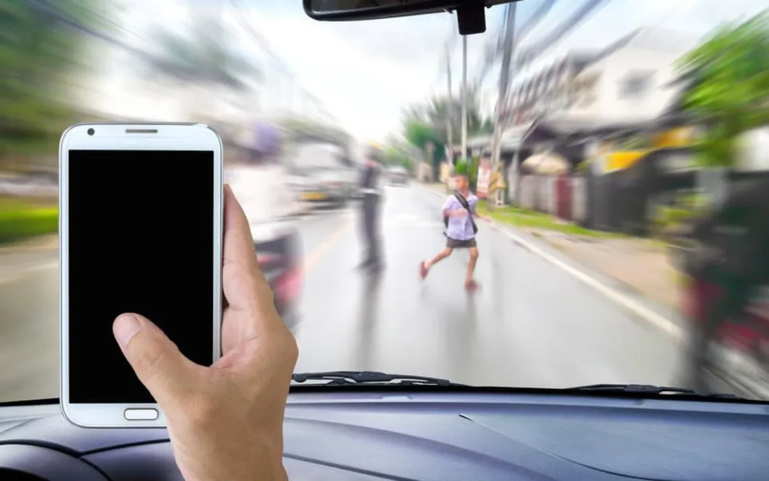 AI: telecamera becca chi usa lo smartphone in auto, la usa una regione italiana