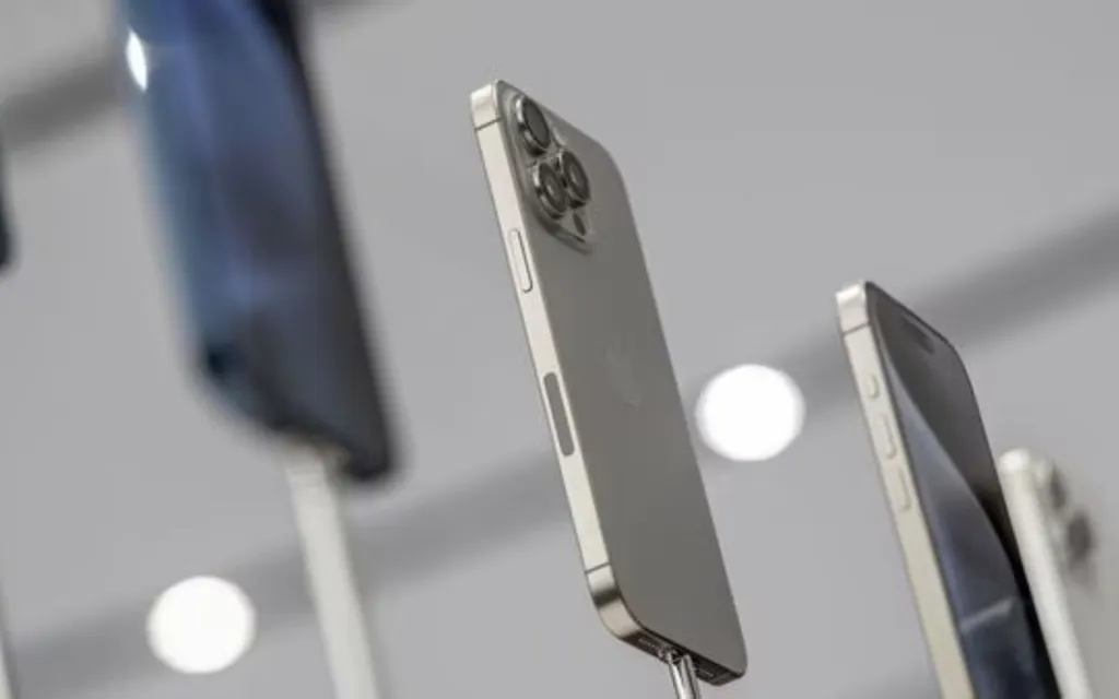 iPhone 15 Pro Max leggero peso inerzia