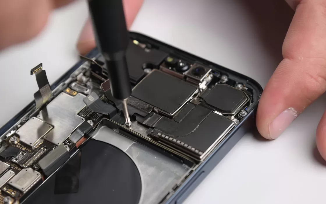 iPhone 15 Pro Max: il teardown rivela cosa è cambiato all'interno