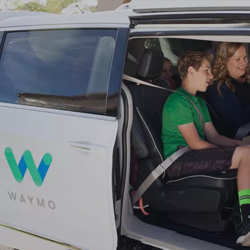 Le auto a guida autonoma di Waymo offrono un servizio taxi