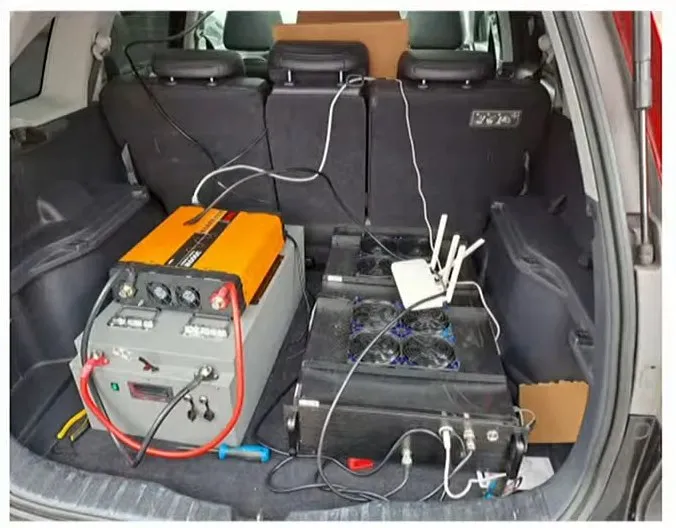 Copertina: SMS Blaster in auto: così hacker colpiscono migliaia di telefoni in pochi minuti