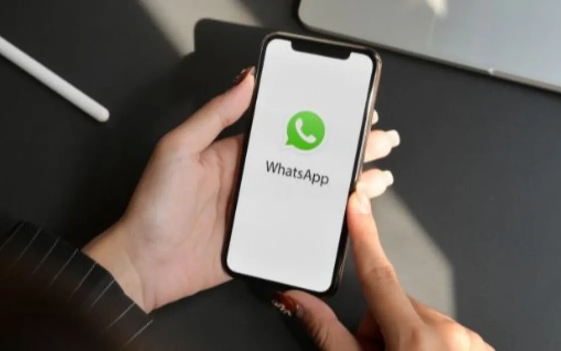 WhatsApp, attenzione: questo segno sullo smartphone significa che qualcuno ti spia
