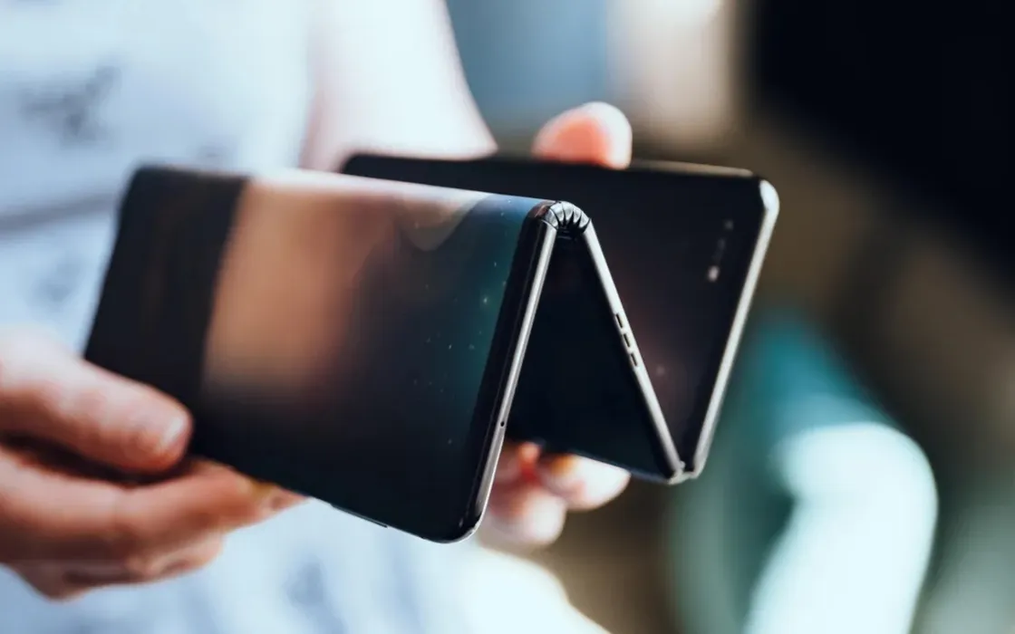Apple starebbe pensando ad un iPhone tri-fold come Huawei Mate XT Ultimate