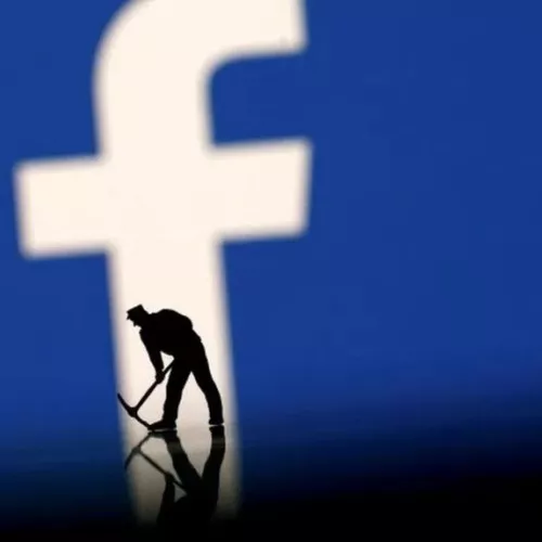 Facebook multata per il caso Cambridge Analytica: mezzo milione di euro, una goccia nel mare
