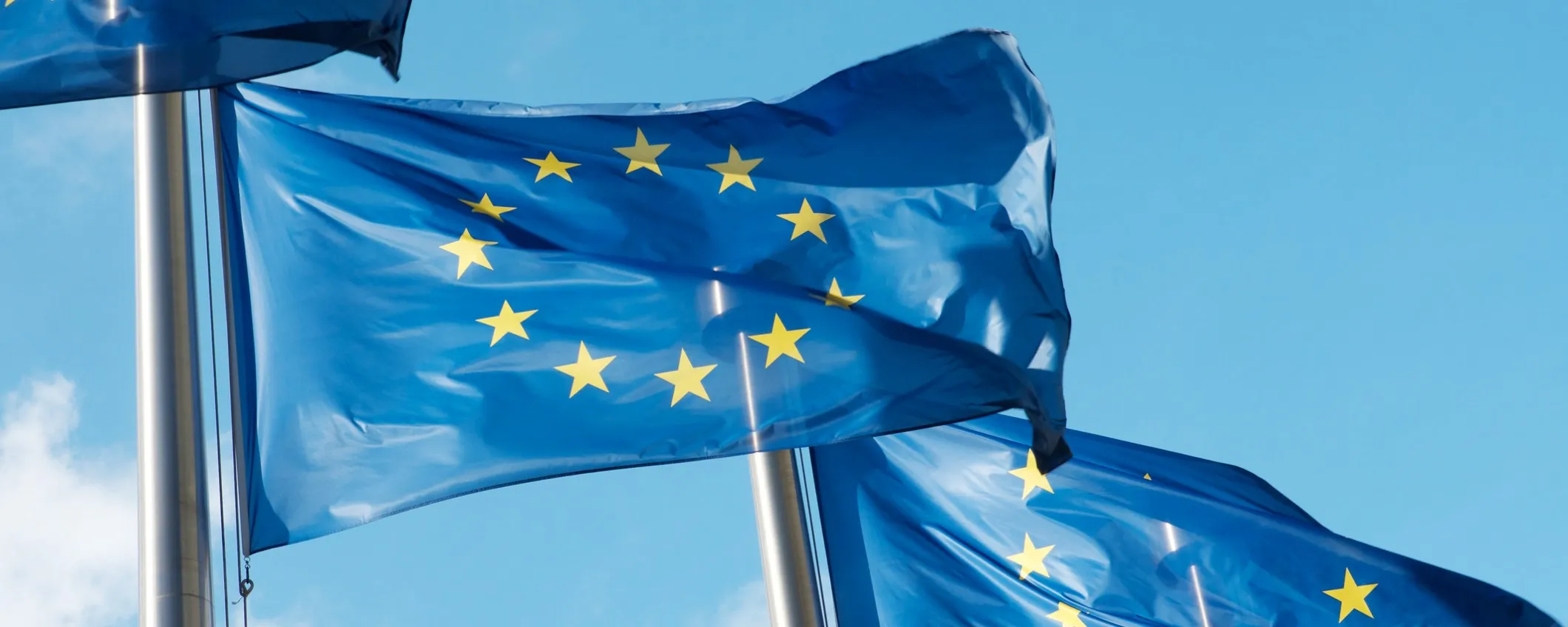 Copertina: Bruxelles contro Apple: la vera ragione del rinvio di Siri AI in Europa