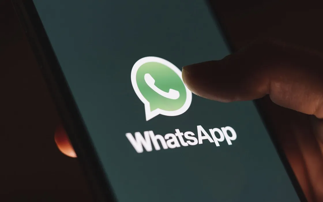 WhatsApp: arriva la possibilità di aggiungere testo ai messaggi inoltrati