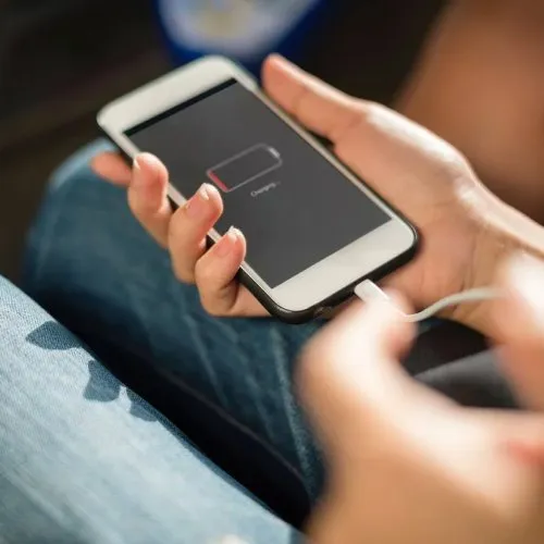 L'Europa vuole il caricabatterie unico, anche se Apple è contraria