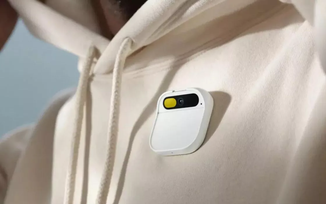 Humane lancia AI Pin, il dispositivo che sostituisce lo smartphone
