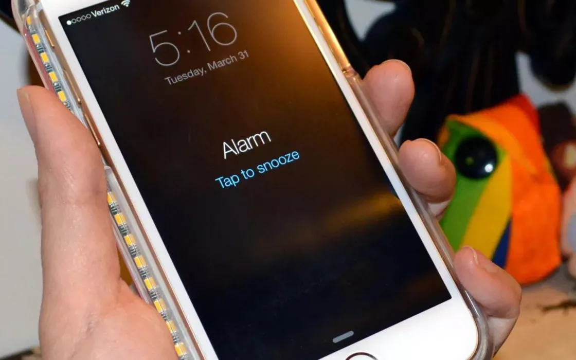 La storia dell'iPhone con la sveglia alle 9:25 non disattivabile
