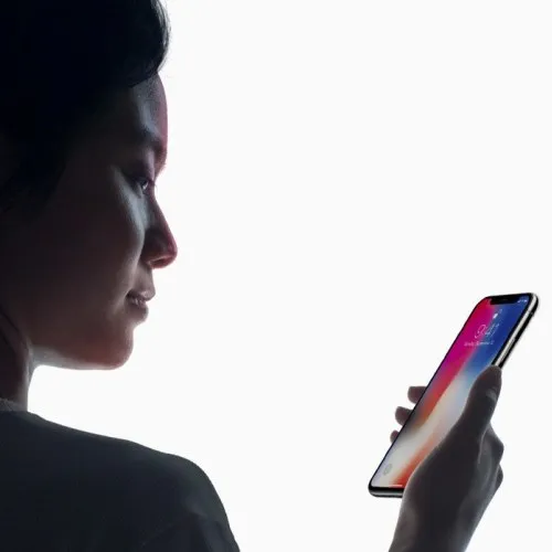 Il sistema Face ID di iPhone X è stato sbloccato mediante l'uso di una maschera