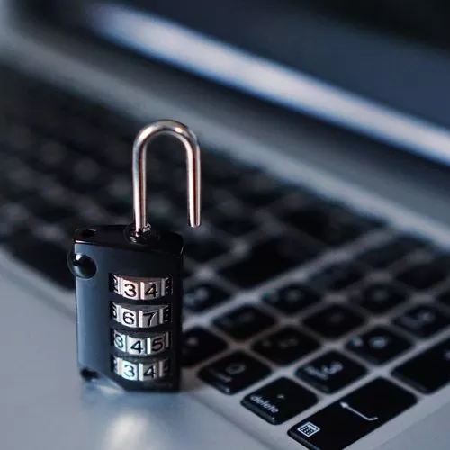 Sicurezza informatica, come difendersi dalle minacce più moderne in ufficio e in azienda