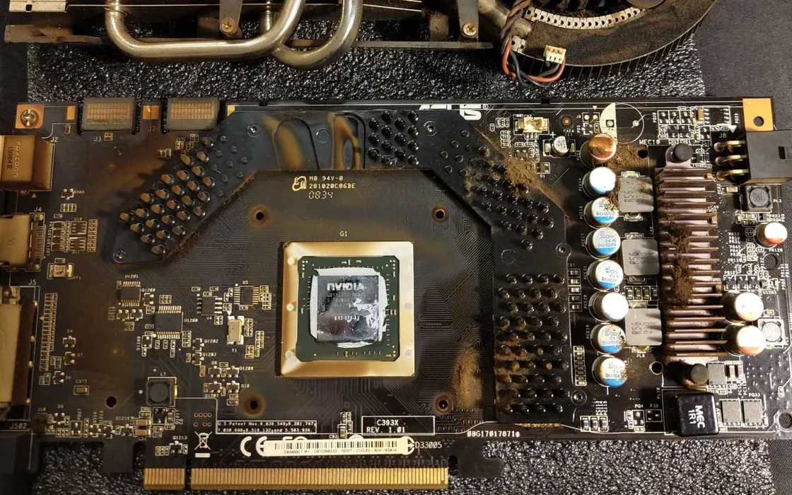Questa GPU distrutta dal fumo torna a vivere: immagina cosa succede ai polmoni!