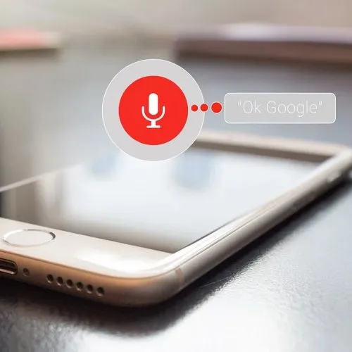 Google Assistant ed Apple Siri rispondono a comandi inviati come vibrazioni fisiche