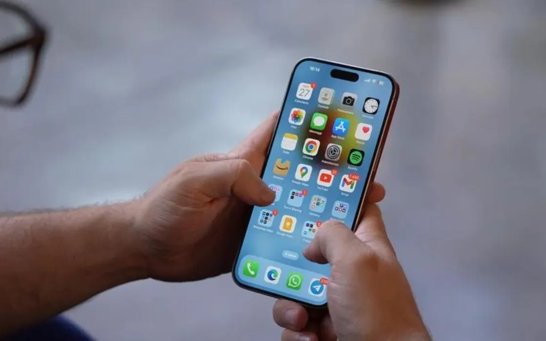 Le vendite di iPhone caleranno nel 2024, parola degli esperti Apple